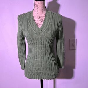 Green 3/4 sleeve v-neck sweater